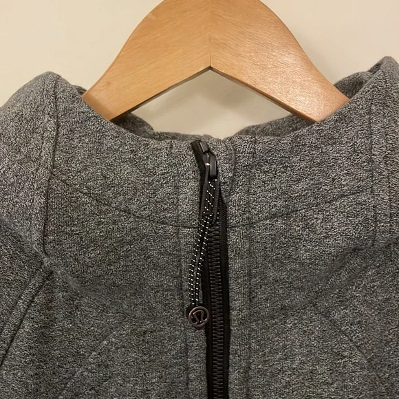 Lululemon Scuba gray full zip Great condition. Womens size 6 - Picture 3 of 9